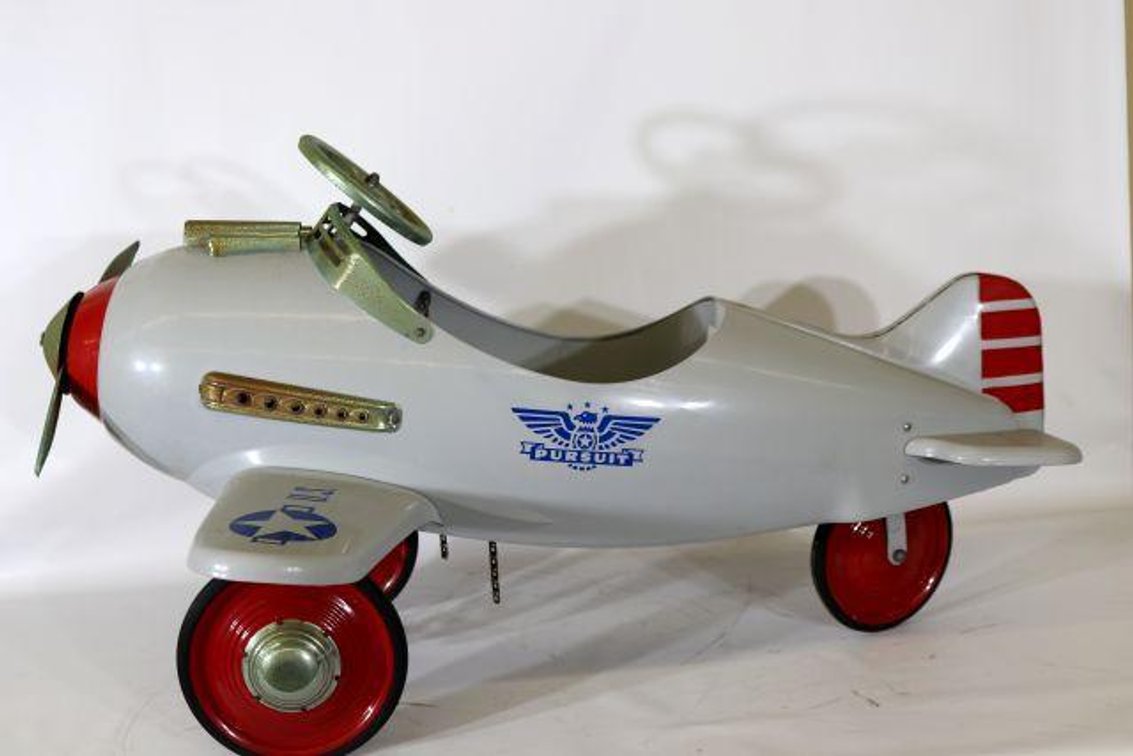 PURSUIT PEDAL AIRPLANE