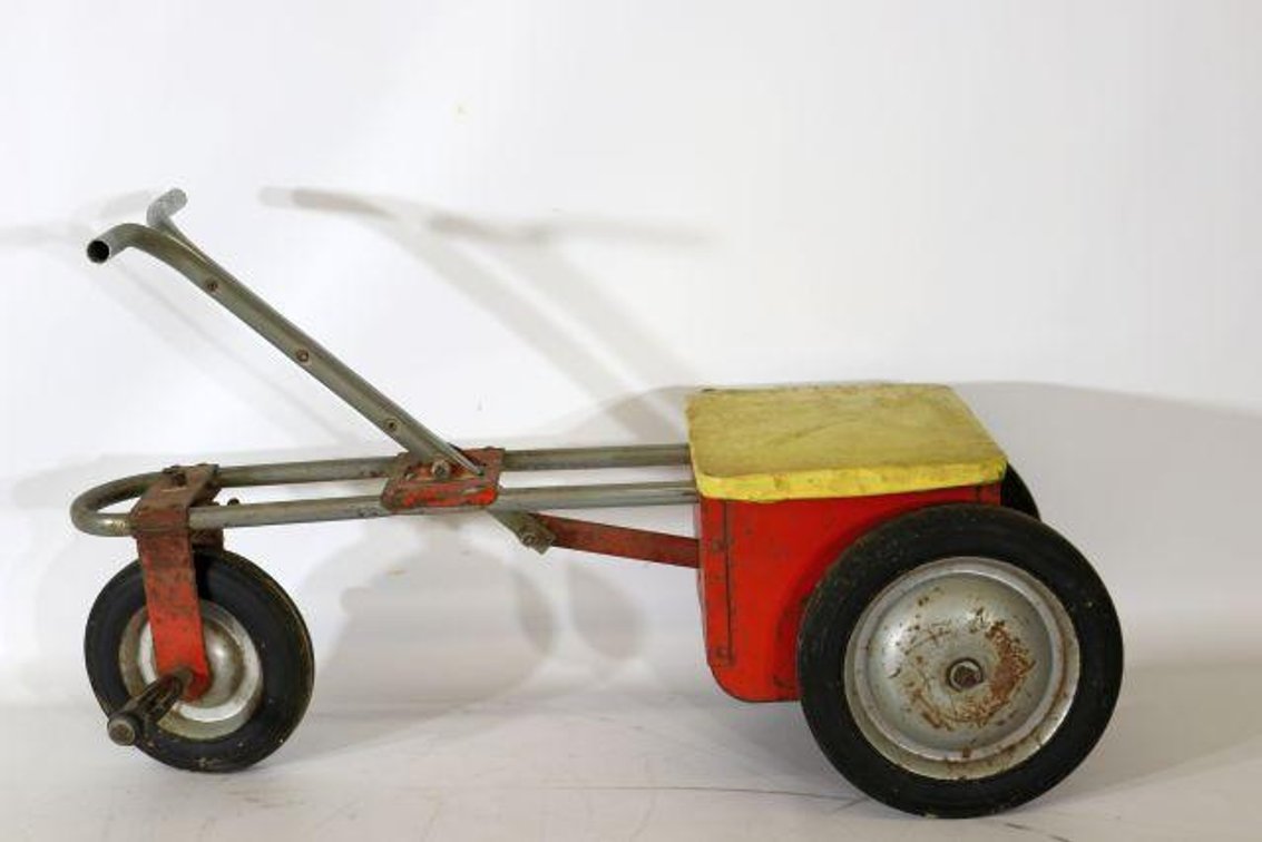 VINTAGE PUSH PULL RIDE ON TOY
