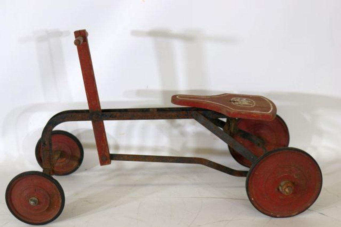 VINTAGE PUSH PULL TOY