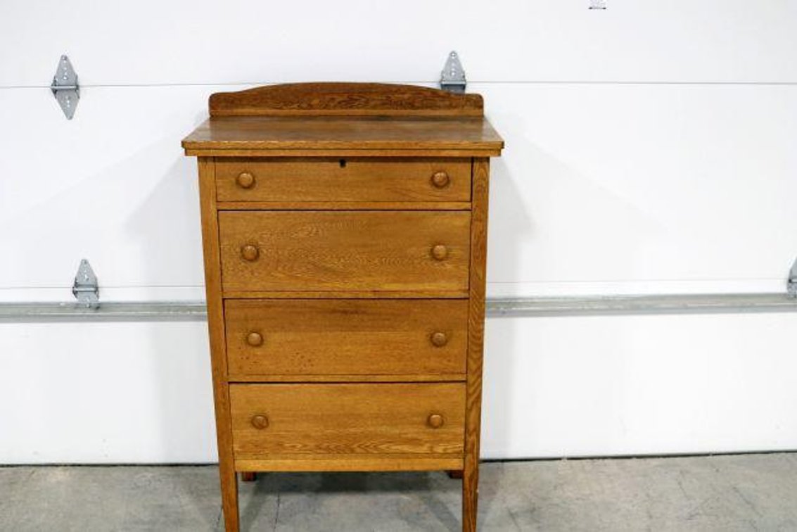 ANTIQUE CHEST OF DRAWERS