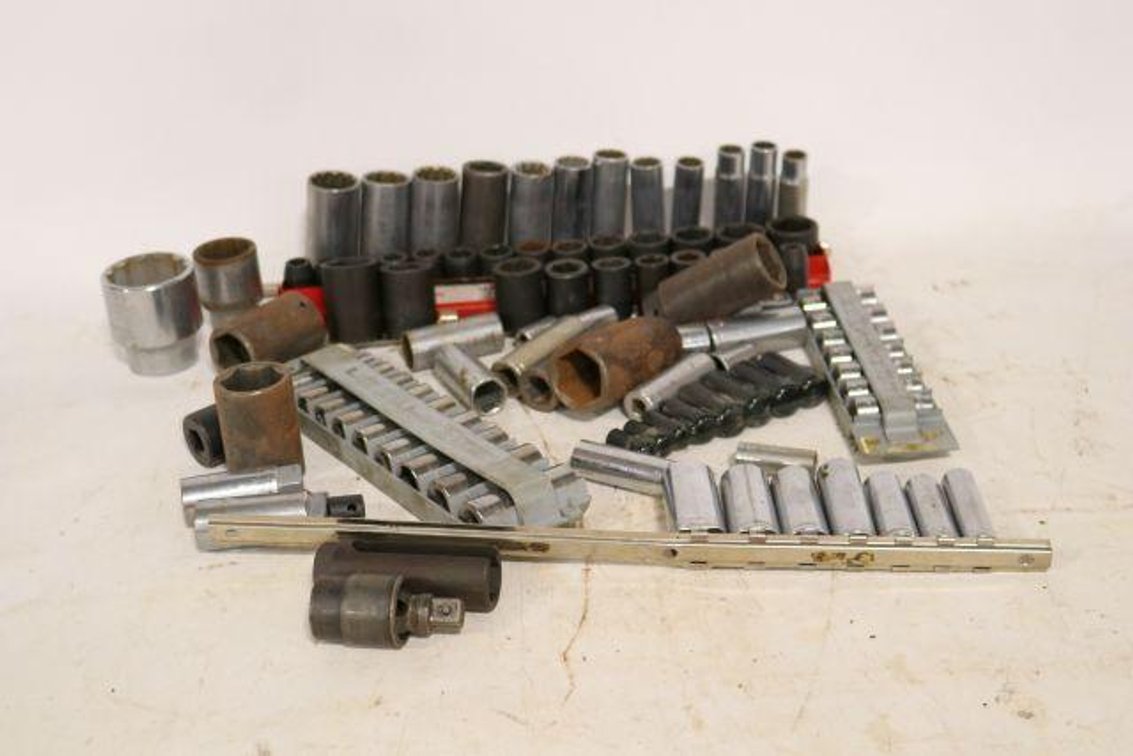 ASSORTMENT OF SOCKETS