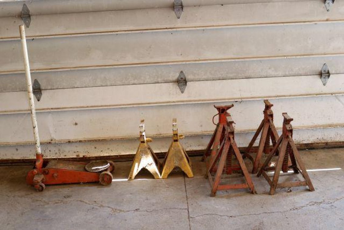 FLOOR JACK & JACK STANDS