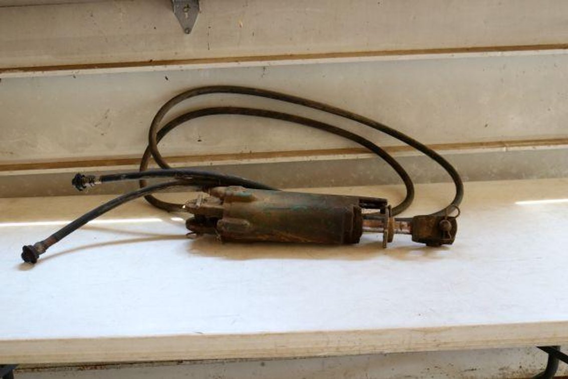 HYDRAULIC CYLINDER