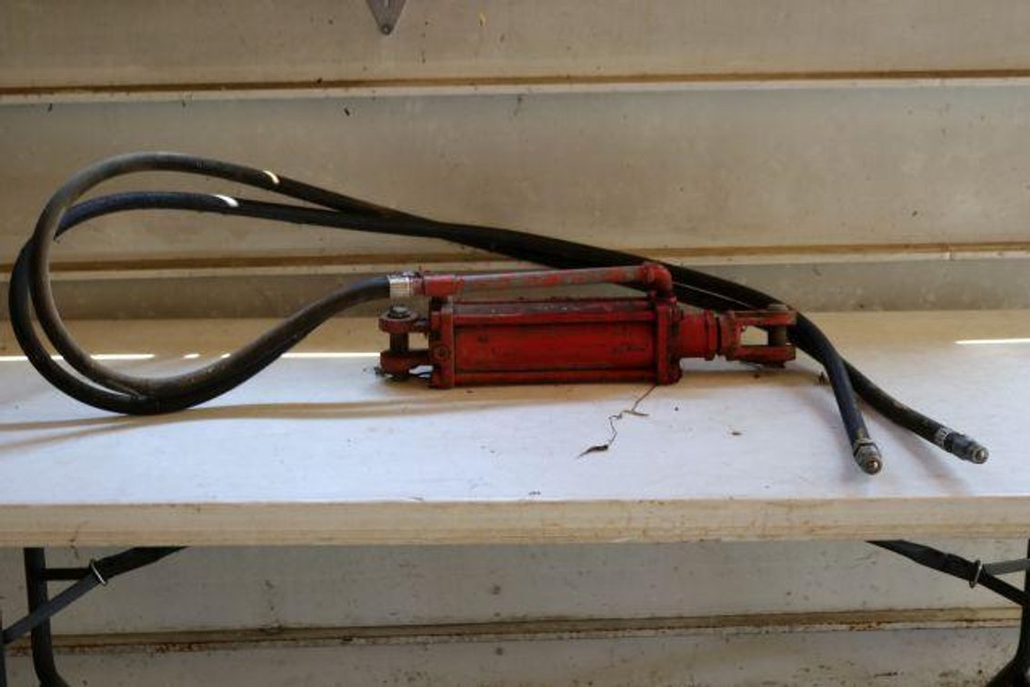 HYDRAULIC CYLINDER