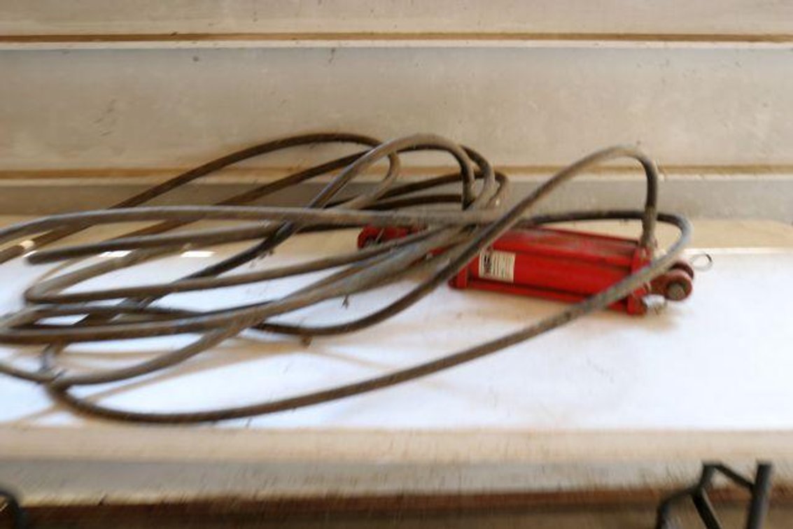 HYDRAULIC CYLINDER