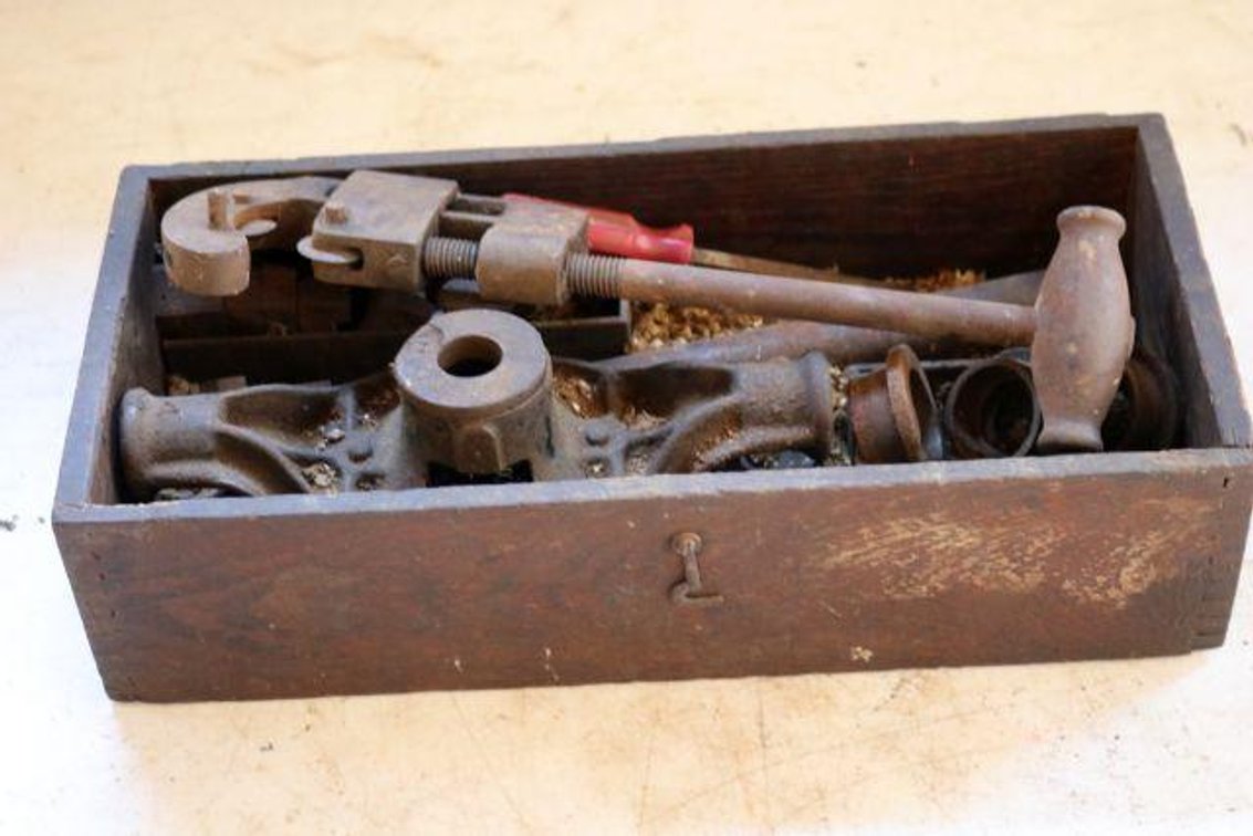 PIPE CUTTER AND THREADER