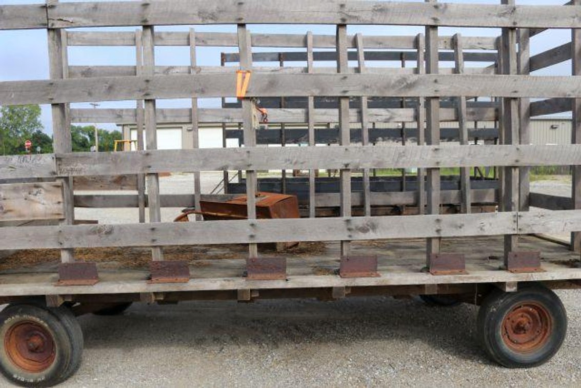 KICK BALE WAGON