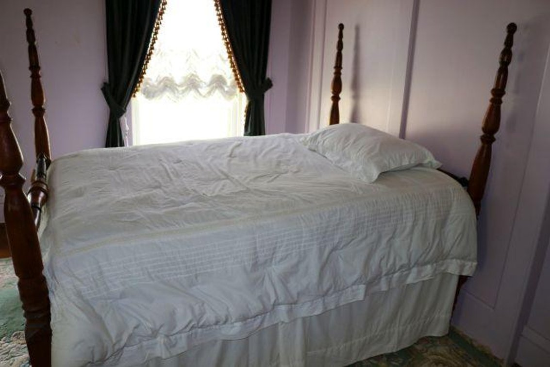 FULL SIZE BED