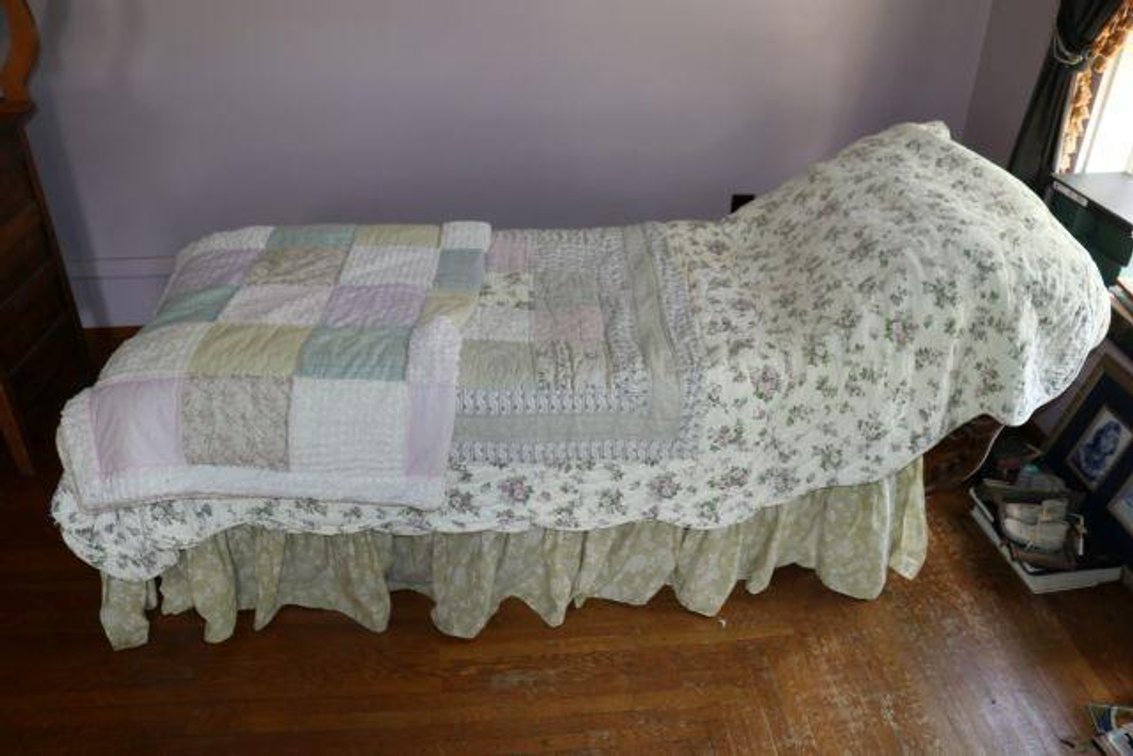DAYBED WITH LINENS