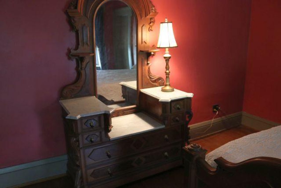 ANTIQUE VICTORIAN DRESSER