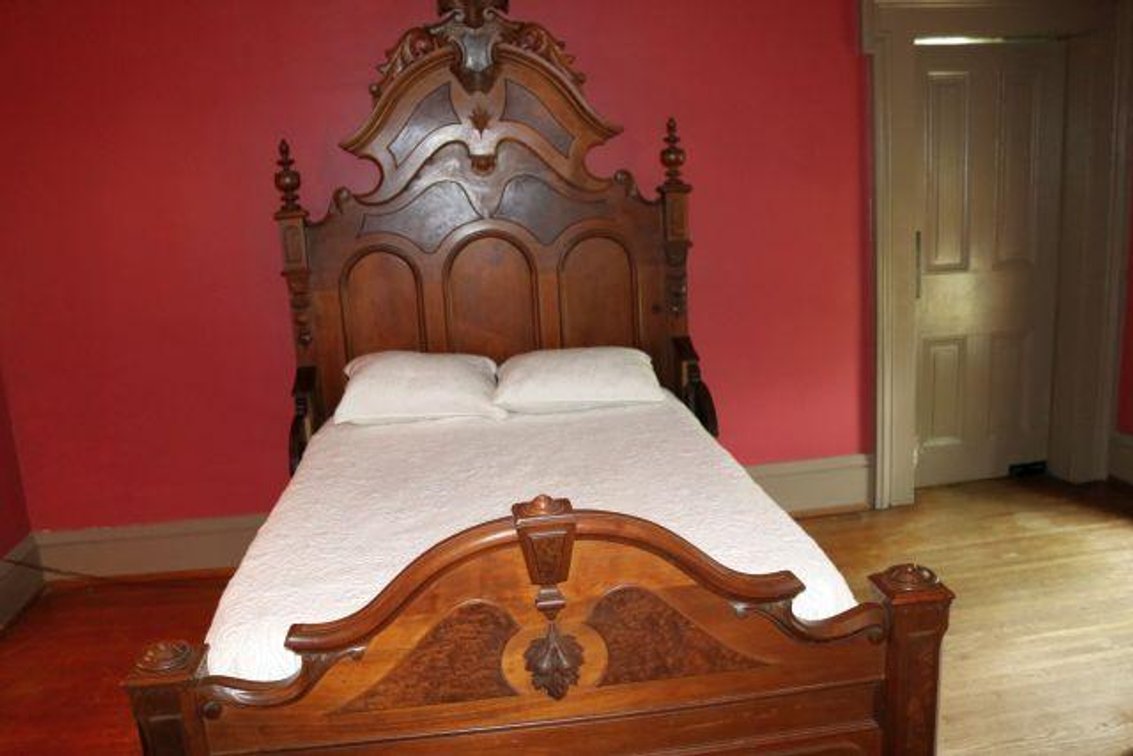 VICTORIAN HIGH BACK BED