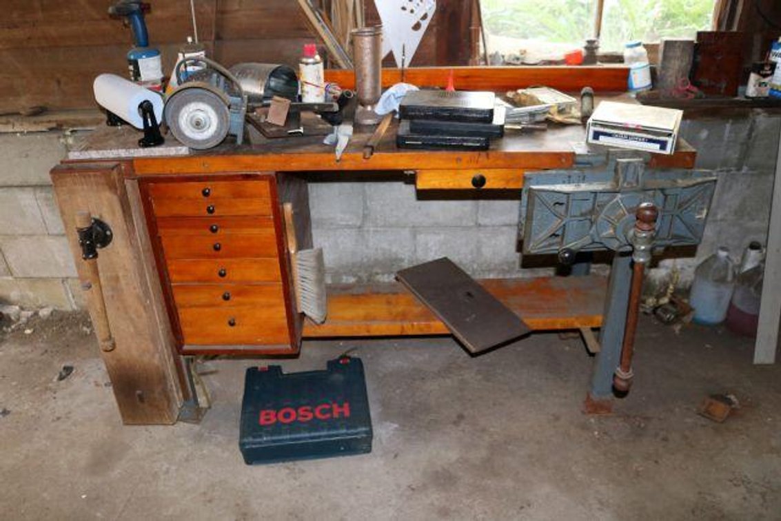 WORKBENCH WITH VISES