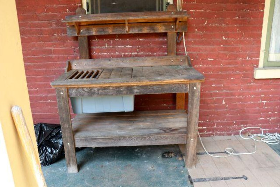 GARDENERS TABLE