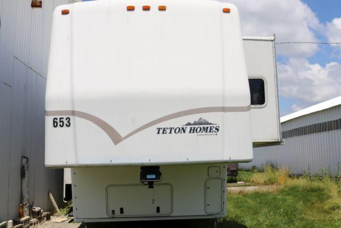 TETON HOMES FIFTH WHEEL CAMPER