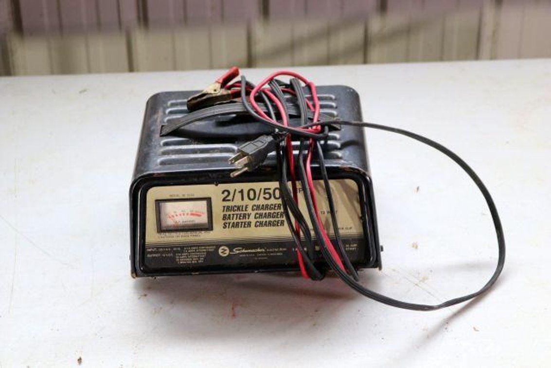 BATTERY CHARGER