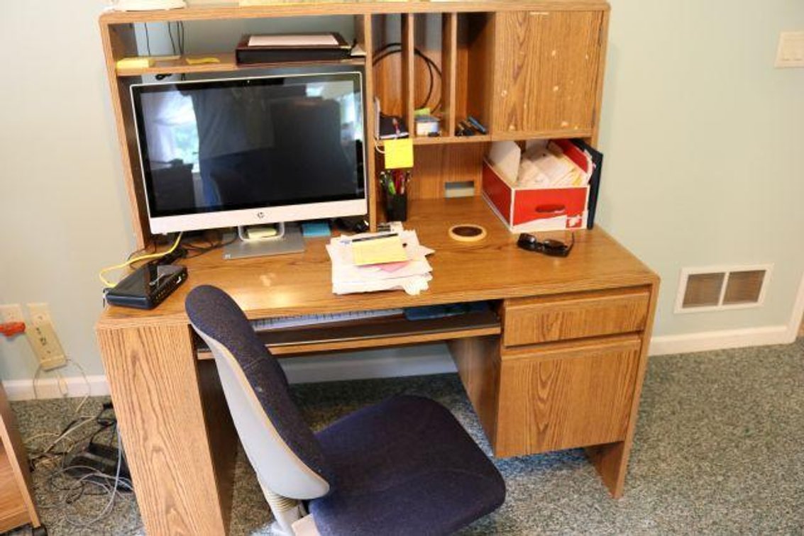 COMPUTER DESK & CHAIR
