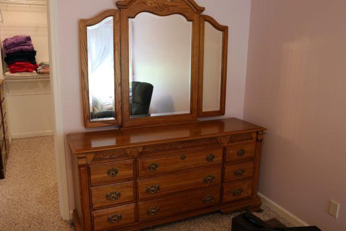 CHEST OF DRAWERS & DRESSER