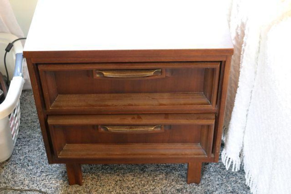 SIDE STAND & DRESSER