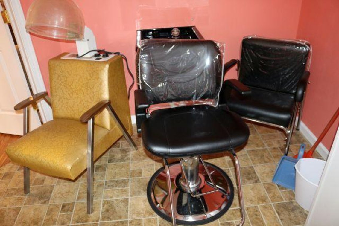 HAIR STYLIST CHAIRS