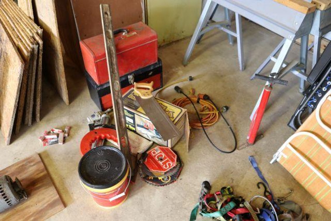 HAND TOOLS & PUMP