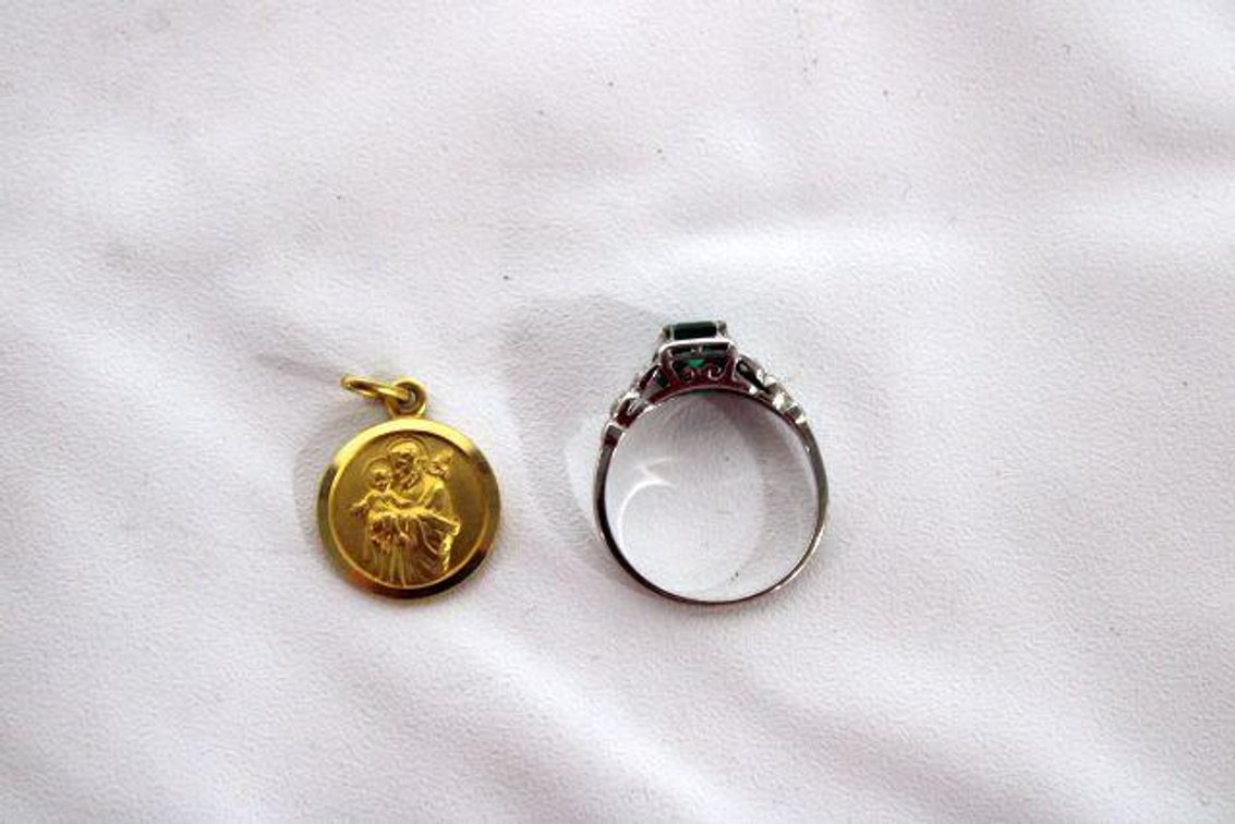18K GOLD RING AND PENDANT 
