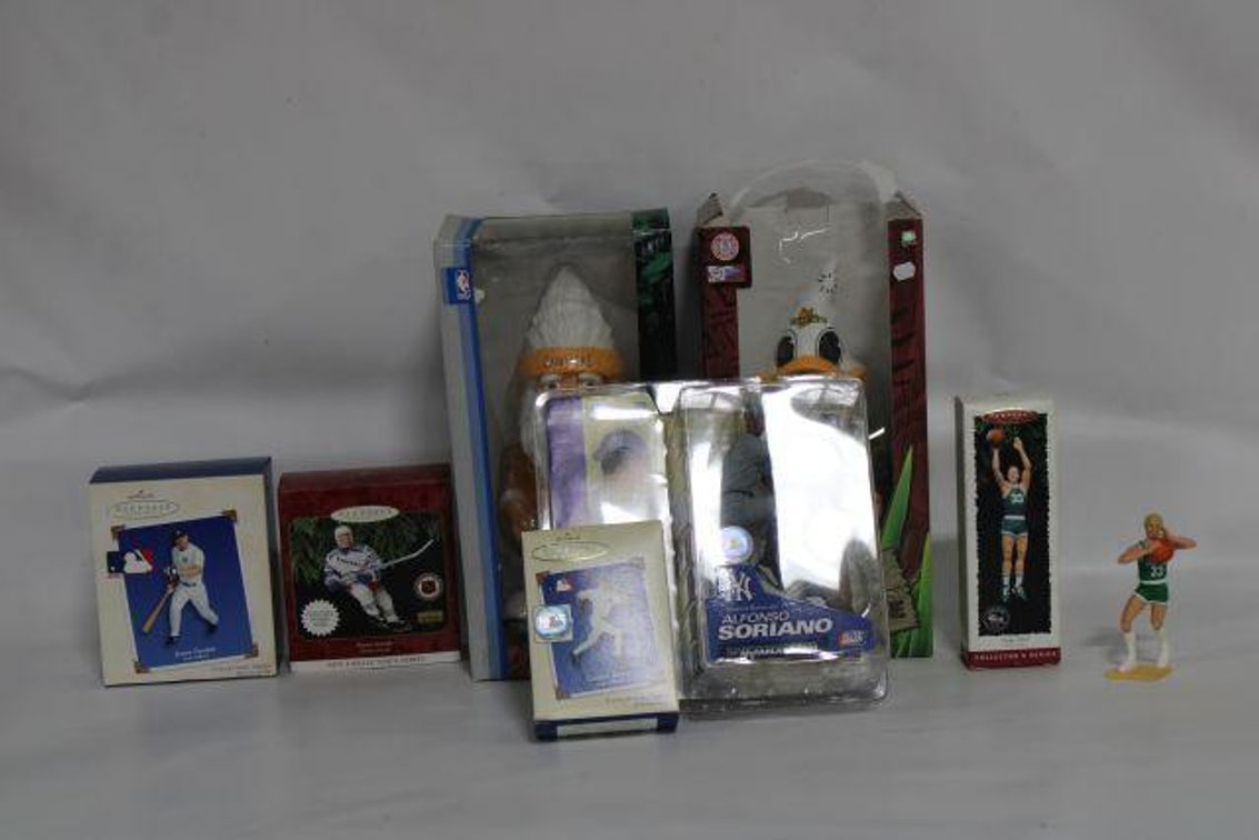 SPORTS ACTION FIGURES/ORDAINMENTS