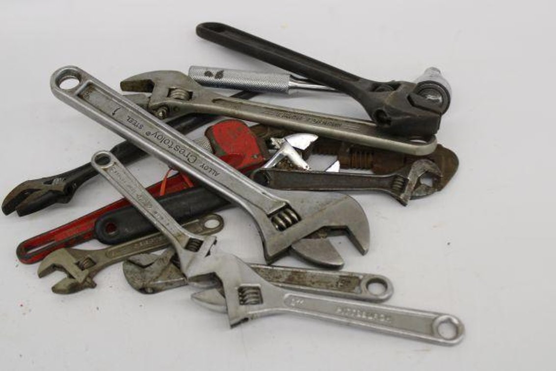 CRESCENT WRENCHES AND PIPE WRENCHES