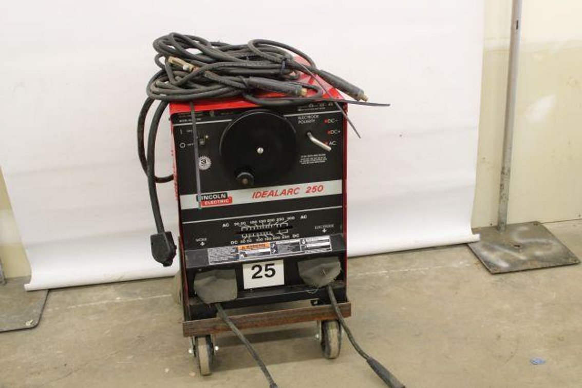 LINCOLN IDEALARC 250 WELDER 