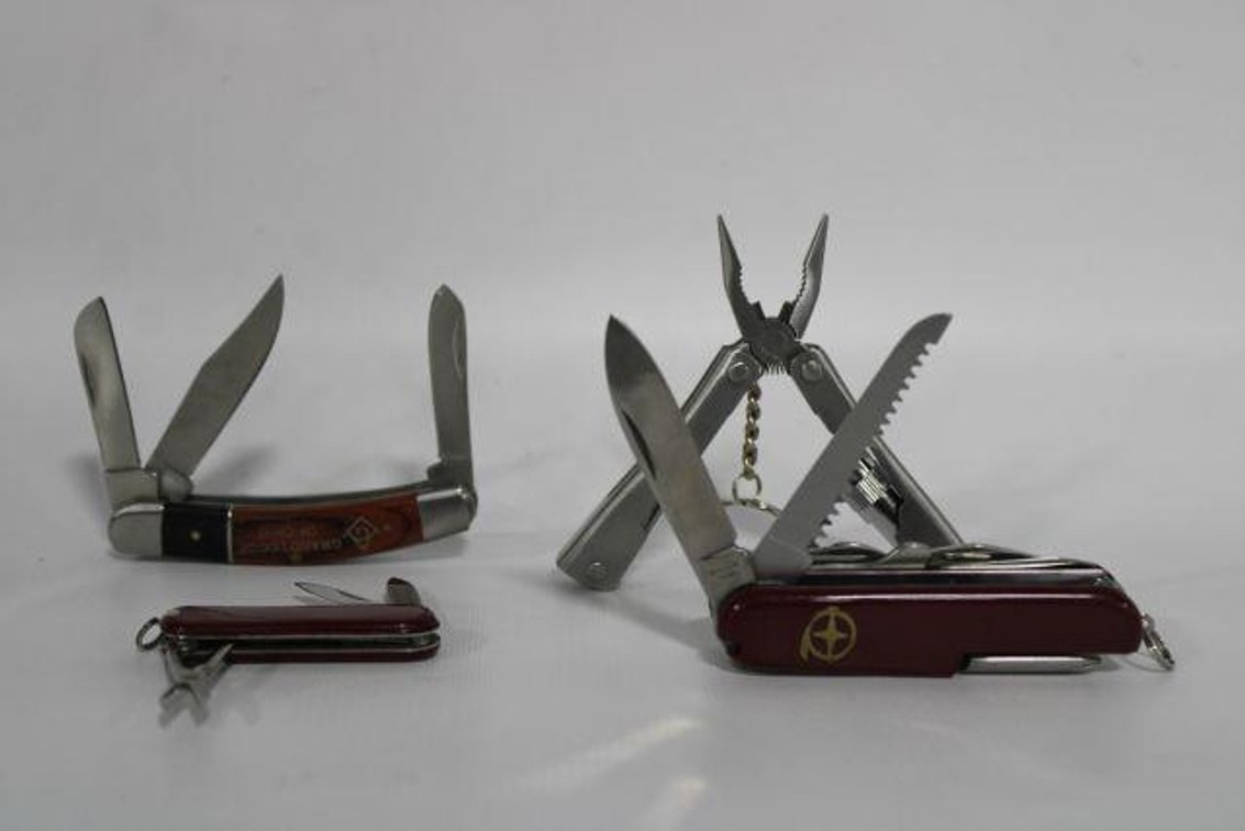 MULTI-TOOL/SWISS ARMY KNIVES