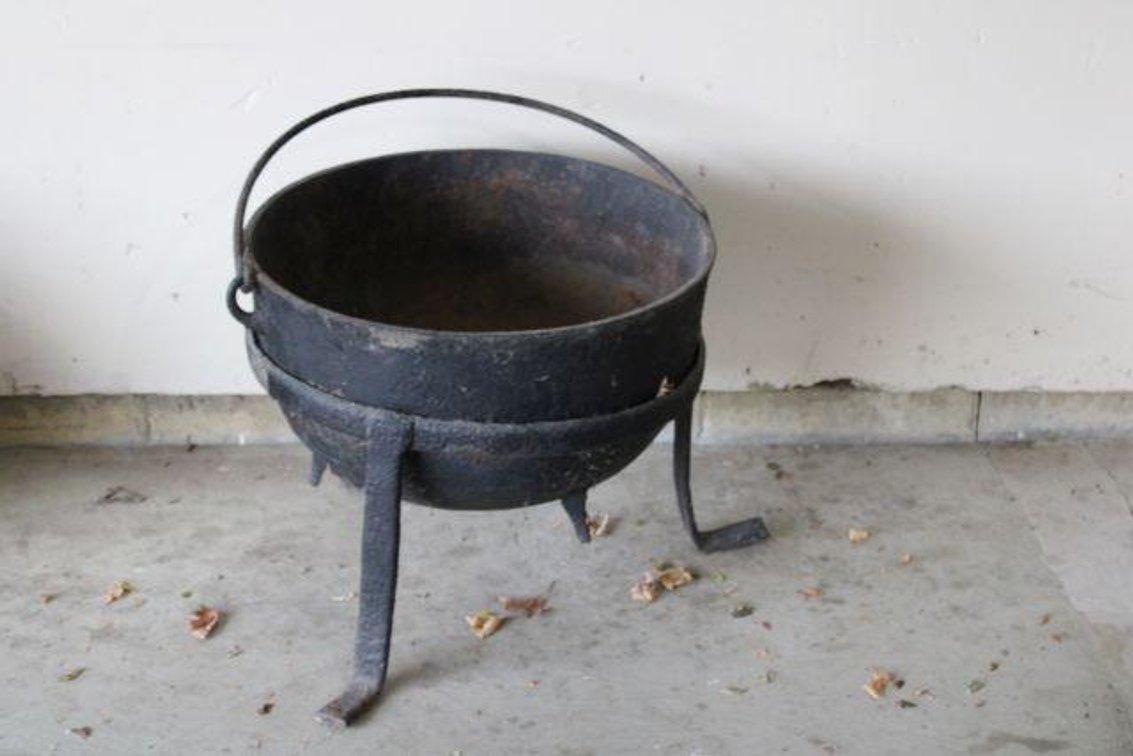 LARGE CAST IRON KETTLE AND STAND 