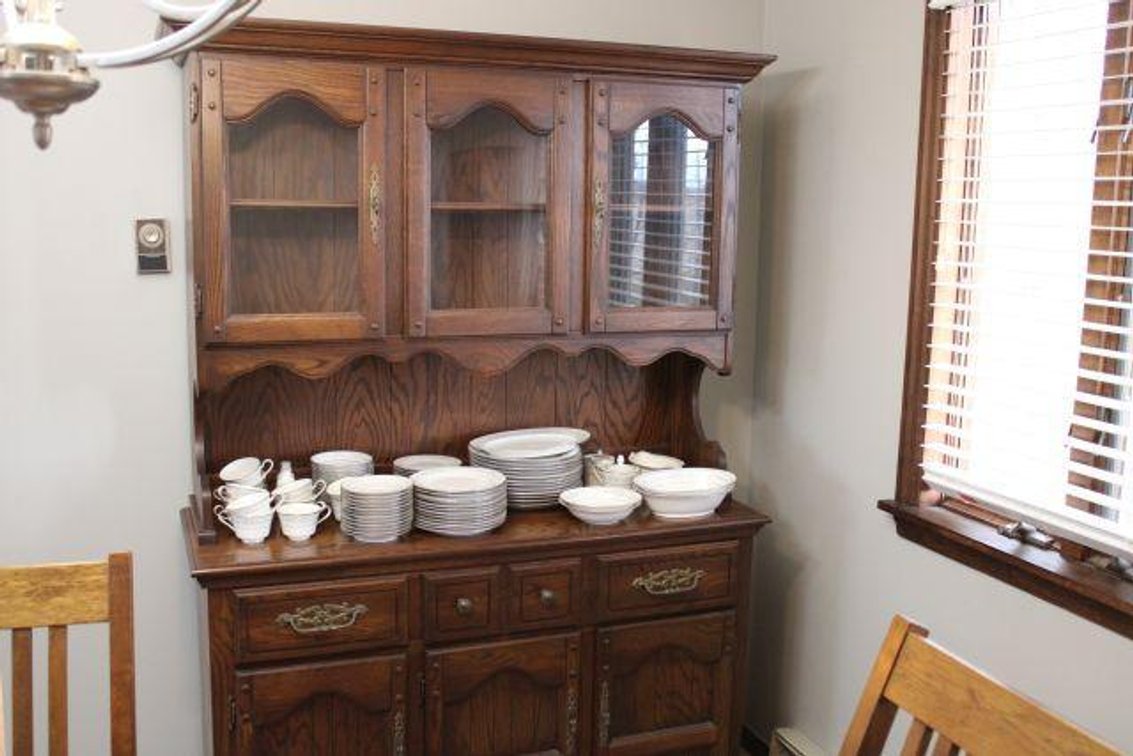 CHINA CABINET AND CHINA SET 