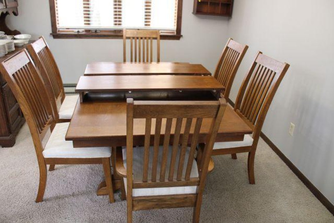 DINING ROOM TABLE W/ CHAIRS AND LEAVES