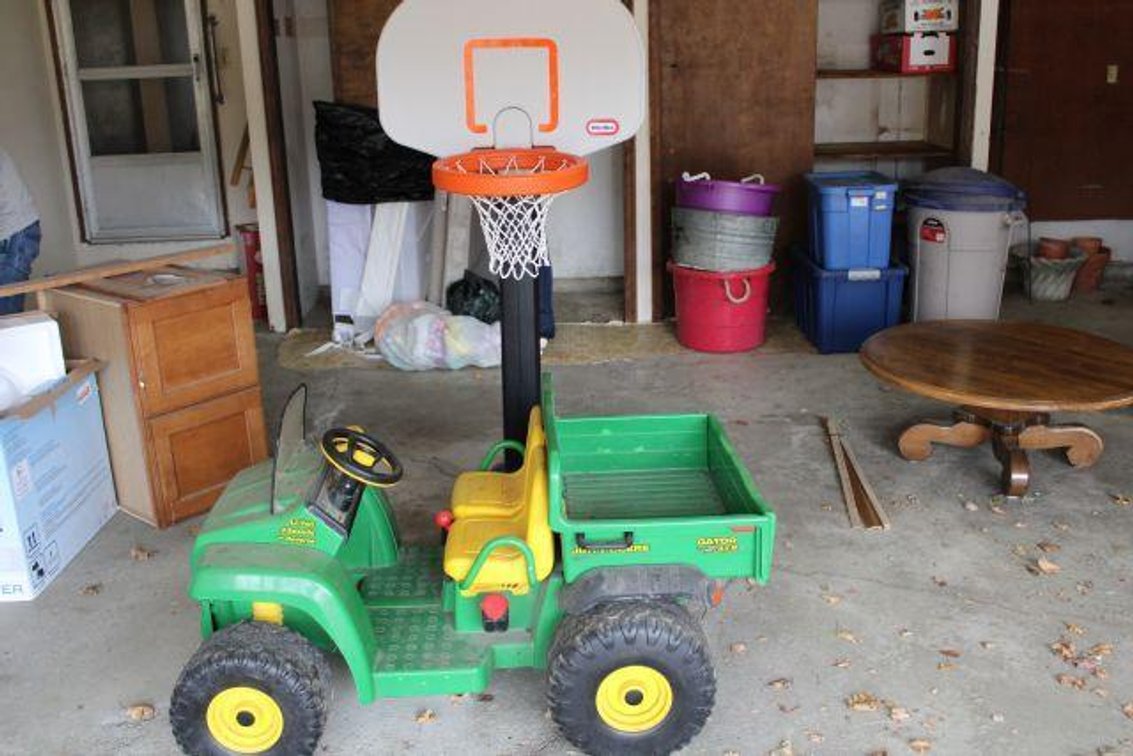CHILDRENS JOHN DEERE GATOR AND BASKETBALL HOOP
