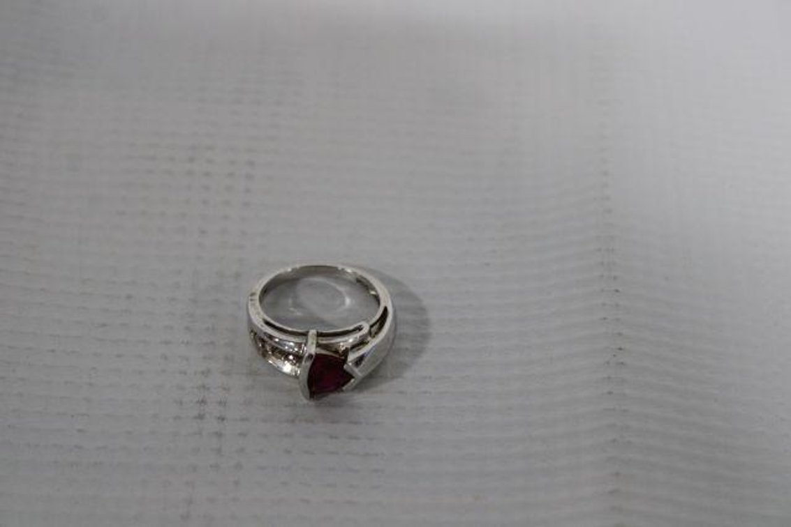 10K WHITE GOLD RING 