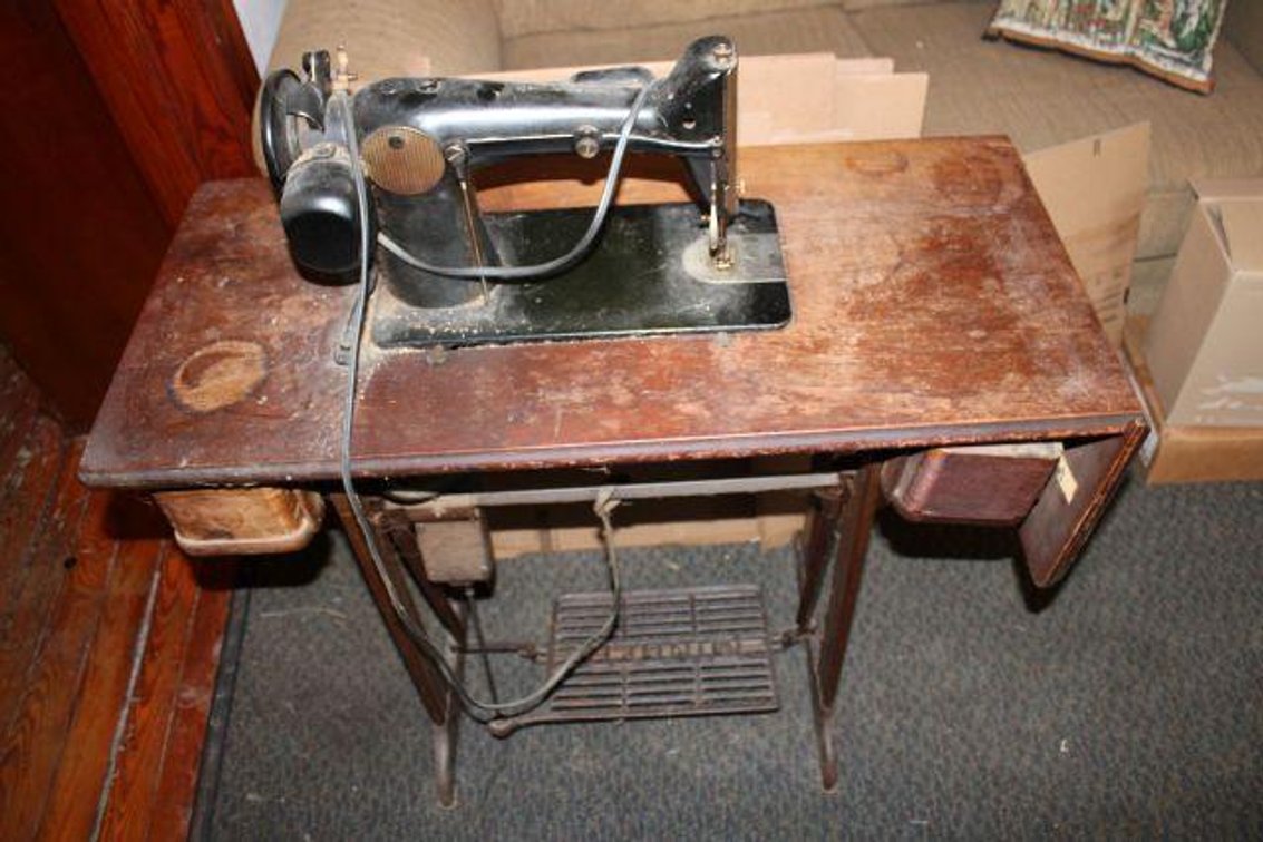SINGER SEWING MACHINE 