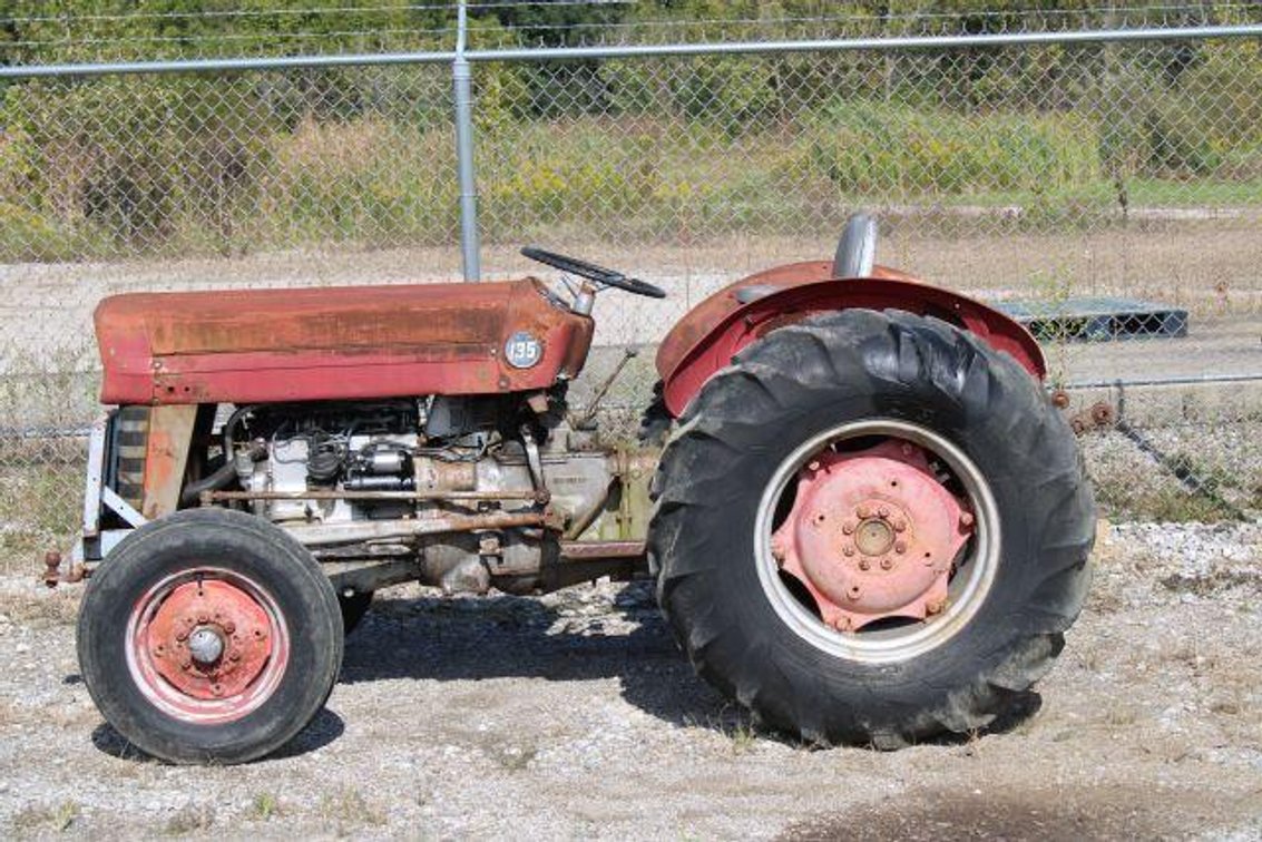 MASSEY FERGUSON MODEL 135 TRACTOR 