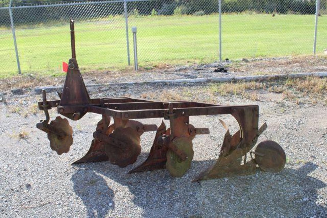 FORD 3 BOTTOM PLOW