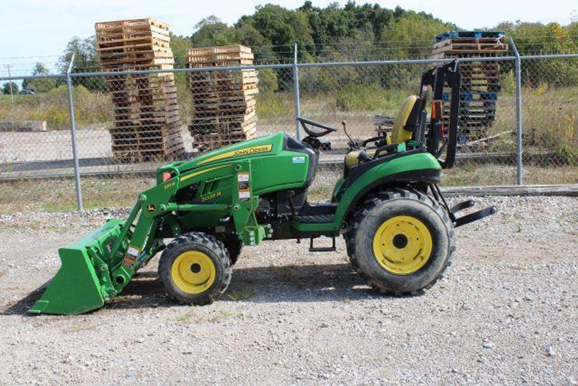 JOHN DEERE 2025R LOADER TRACTOR