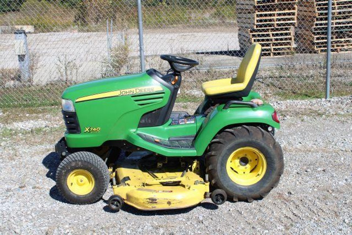 JOHN DEERE X740 RIDING MOWER