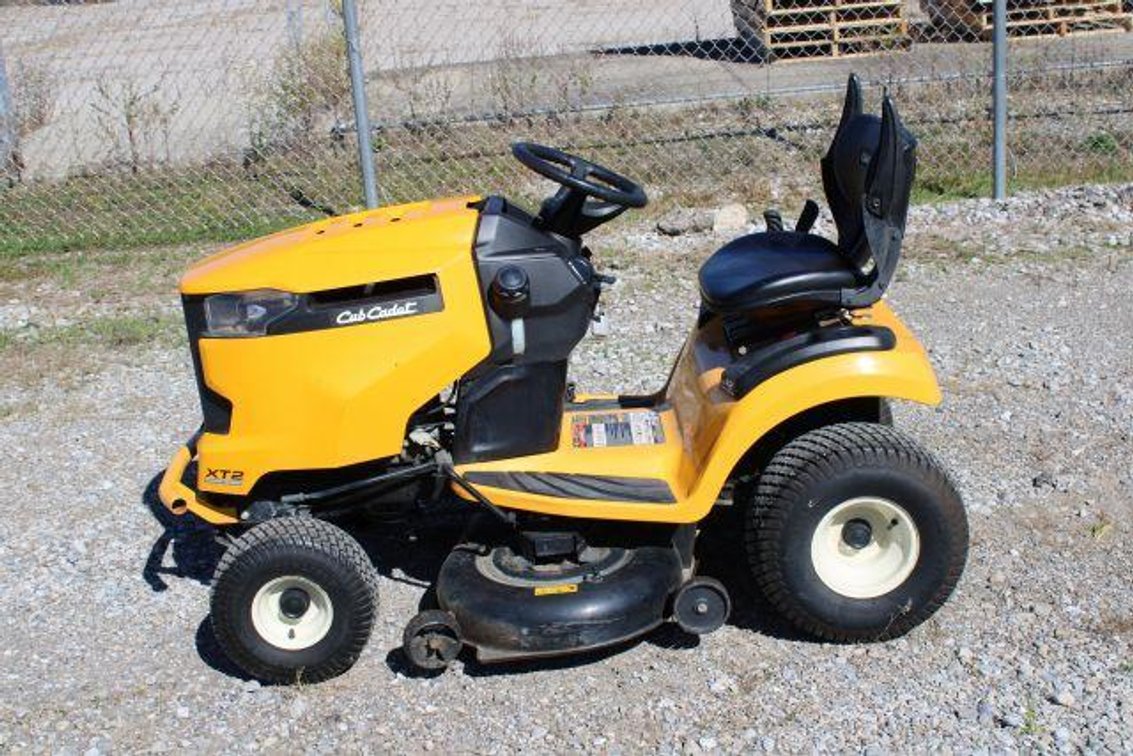 CUB CADET XT2 RIDING MOWER