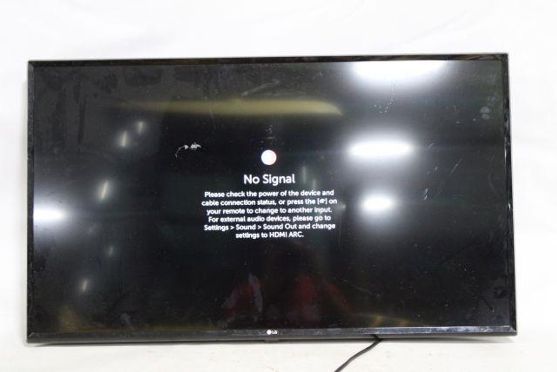 LG TV AND MOUNTING BRACKET 