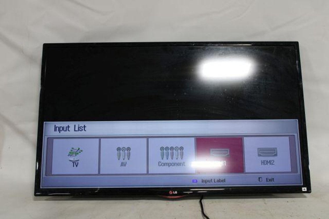 LG TV AND MOUNTING BRACKET 