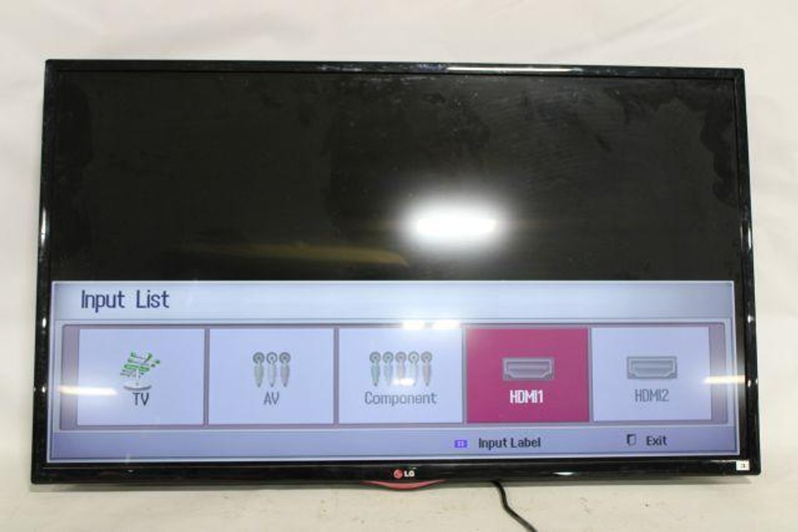 LG TV W/ MOUNTING BRACKET 