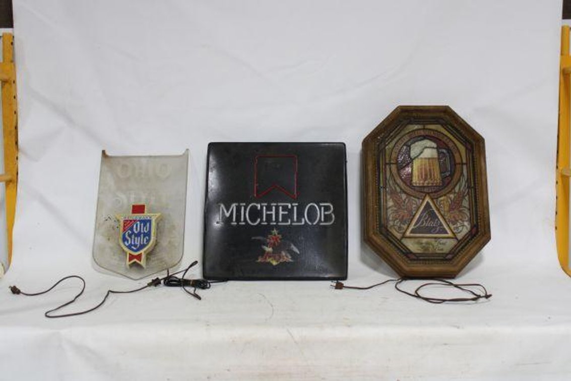 VINTAGE LIGHT UP BEER SIGNS 
