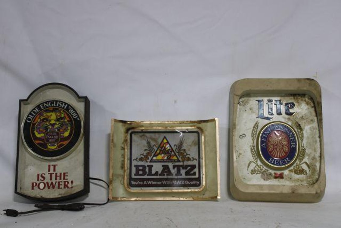 VINTAGE LIGHT UP BEER SIGNS 