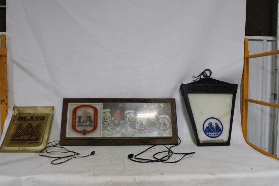 VINTAGE LIGHT UP BEER SIGNS 