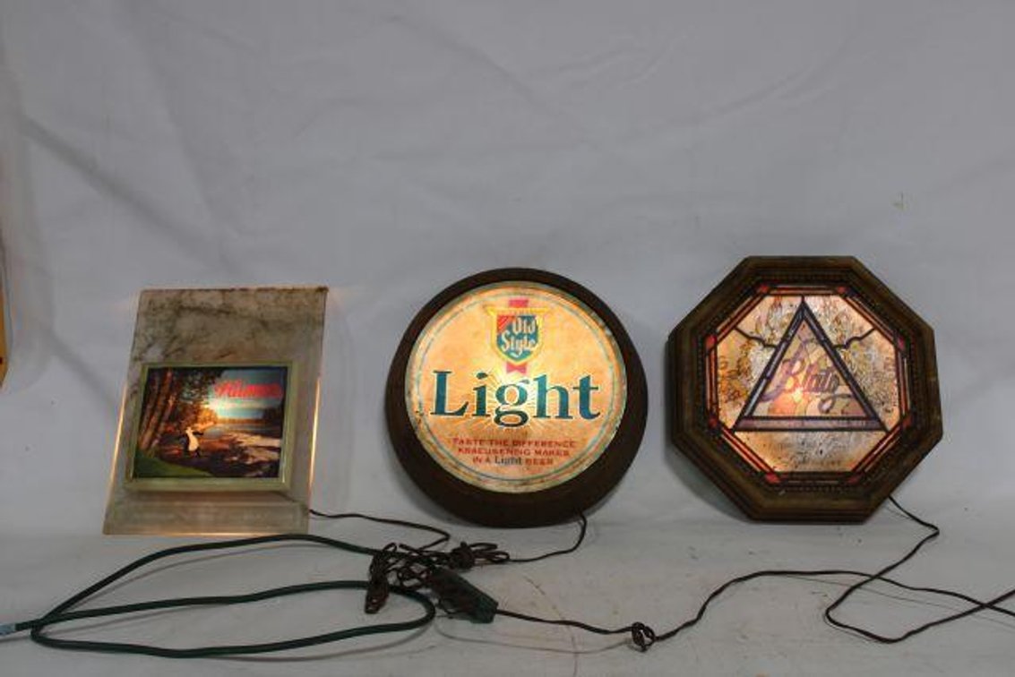 VINTAGE LIGHT UP BEER SIGNS 