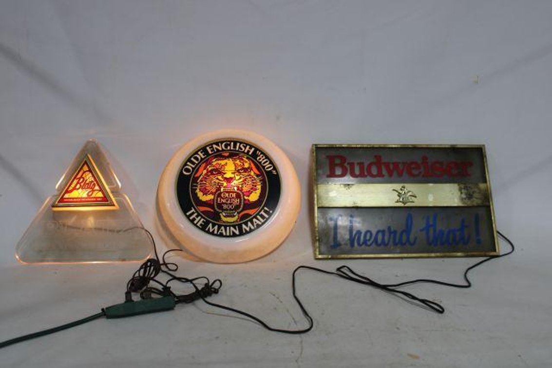 VINTAGE LIGHT UP BEER SIGNS 