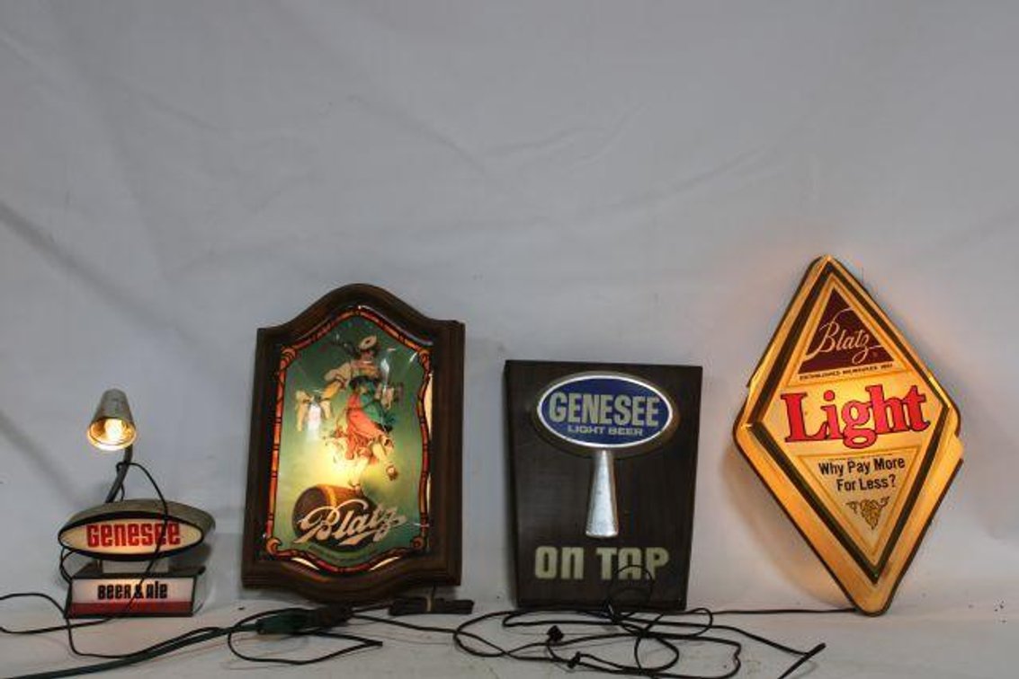 VINTAGE LIGHT UP BEER SIGNS 