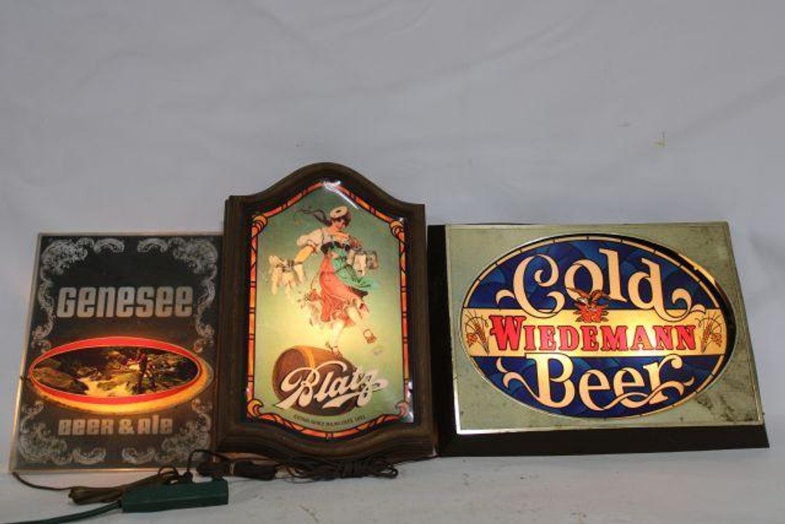 VINTAGE LIGHT UP BEER SIGNS